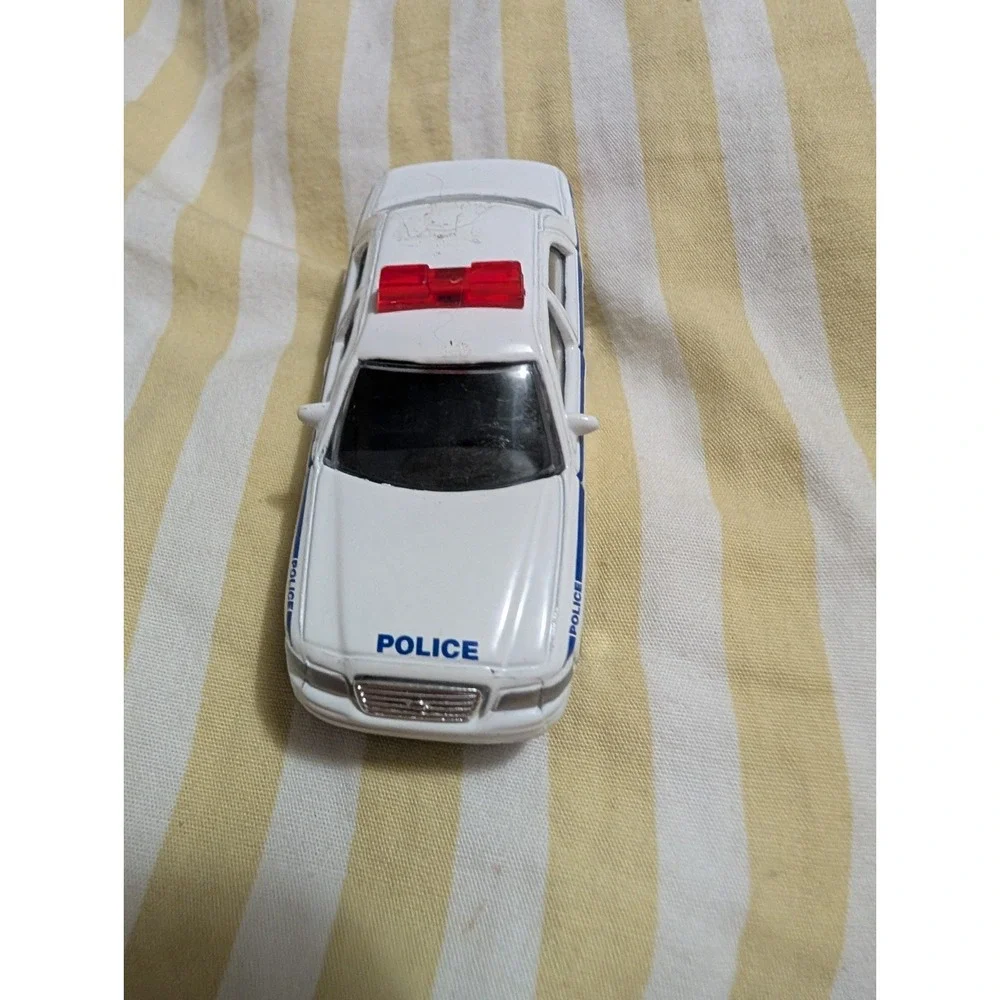 Daron City-Souvenirs Official NYPD Police Car Ford Crown Victoria Diecast 3 Inch